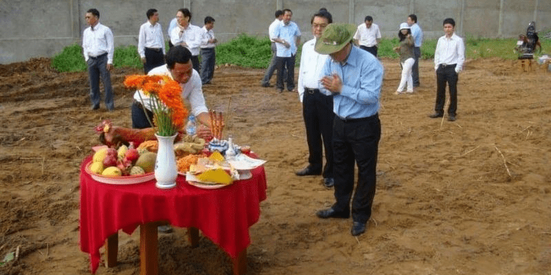 Cách thắp hương động thổ: Các bước làm đúng chuẩn
